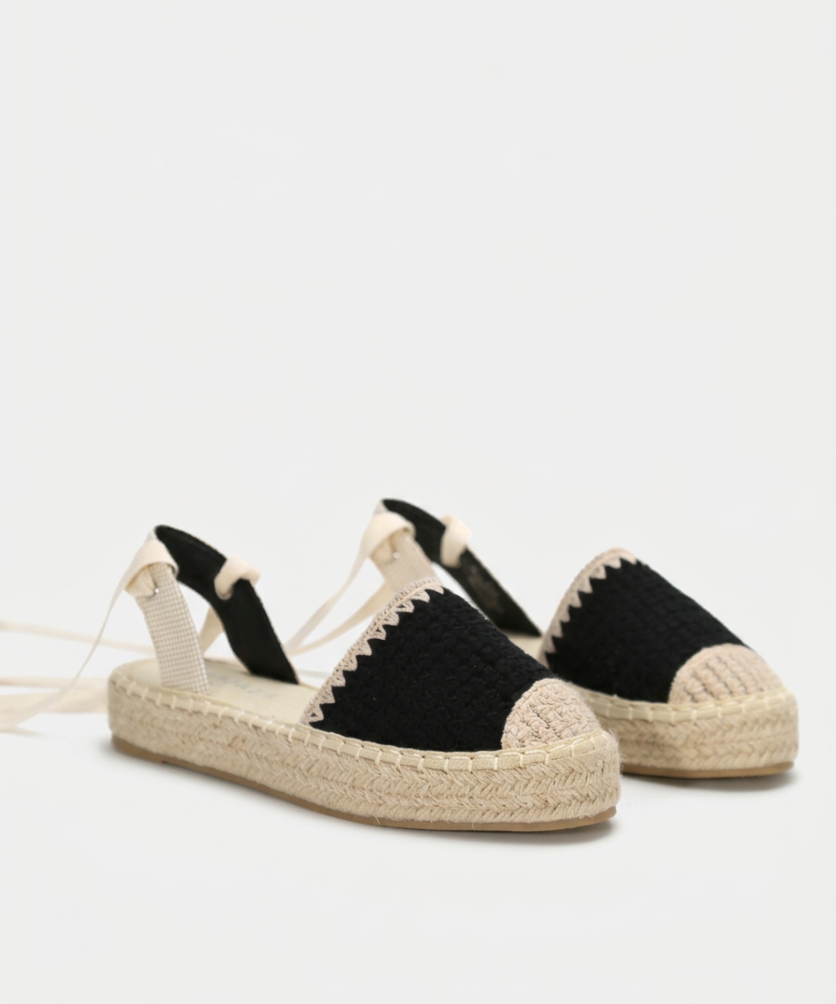 Alpargata plana atada